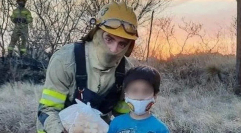 un nene gastó sus ahorros para comprarle criollitos a los bomberos