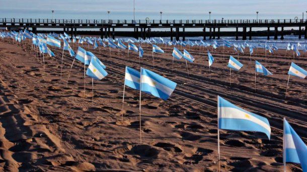 banderas en una playa de Mar del Plata