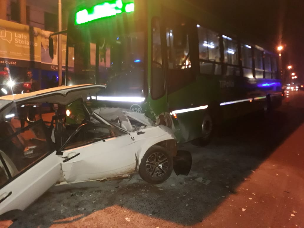 Violento choque entre un colectivo de Tipoka y un auto en Posadas: bomberos rescataron a un hombre que quedó atrapado