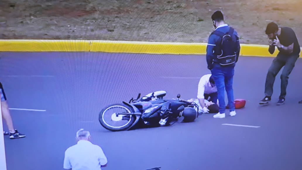 El gobernador de Misiones asistió a una motociclista que se accidentó en Posadas