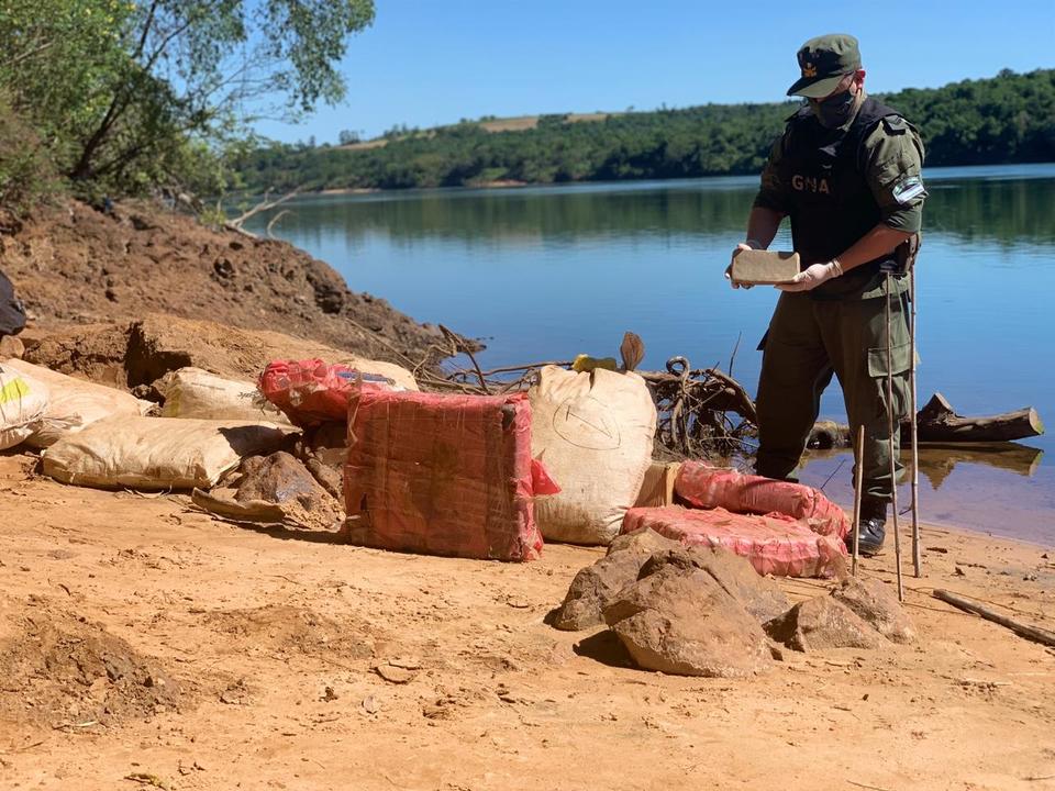 Hallan más de 205 kilos de marihuana acopiados a orillas del río Paraná en Misiones