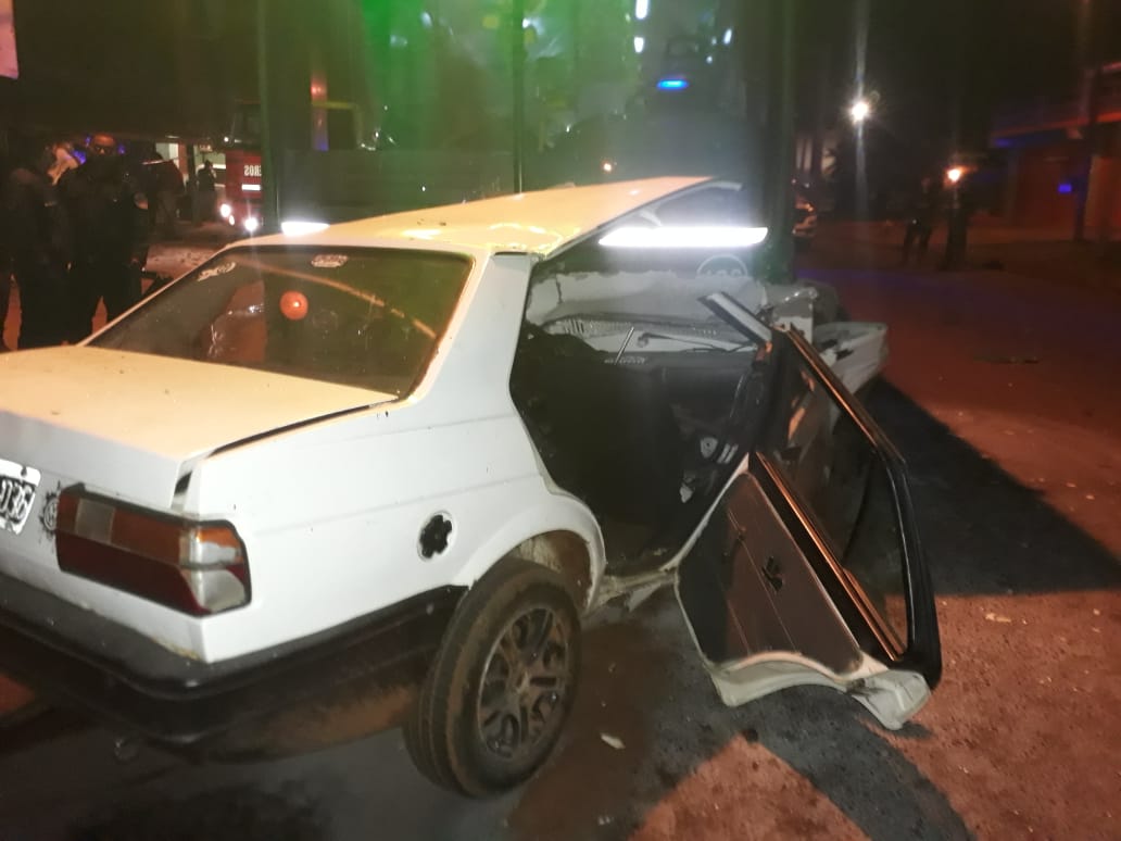 Violento choque entre un colectivo de Tipoka y un auto en Posadas: bomberos rescataron a un hombre que quedó atrapado