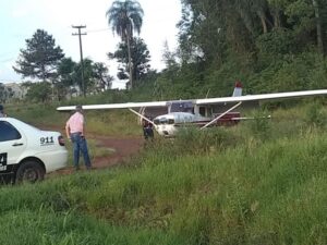 Por un desperfecto mecánico, un joven piloto aterrizó de emergencia en la ruta 12 en Eldorado
