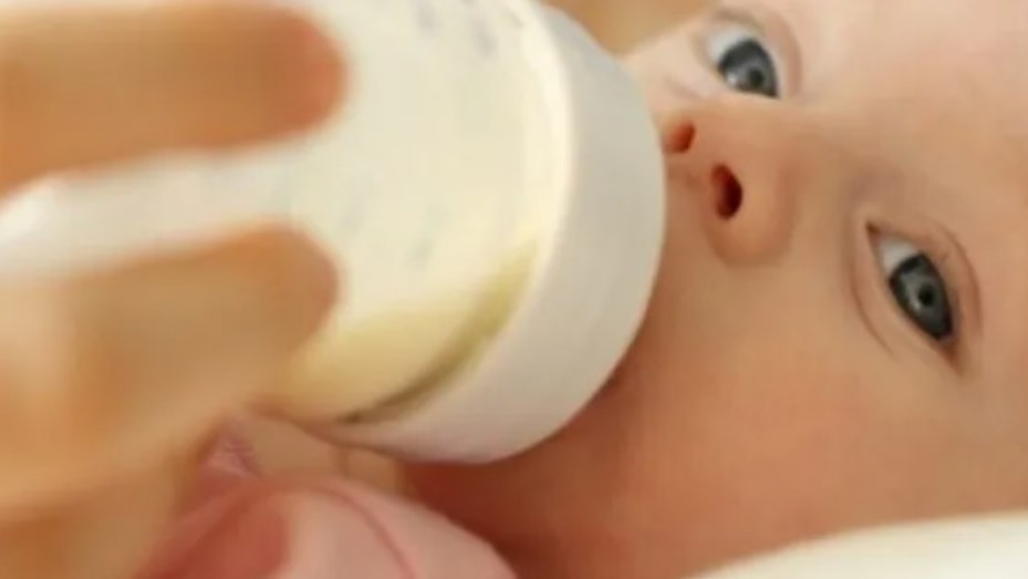 bebés ingieren importante cantidad de microplásticos por la mamadera