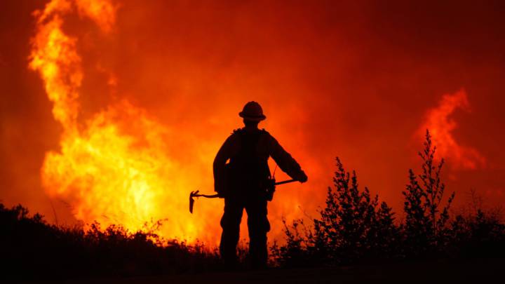 bomberos que combatan incendios forestales recibirán un bono