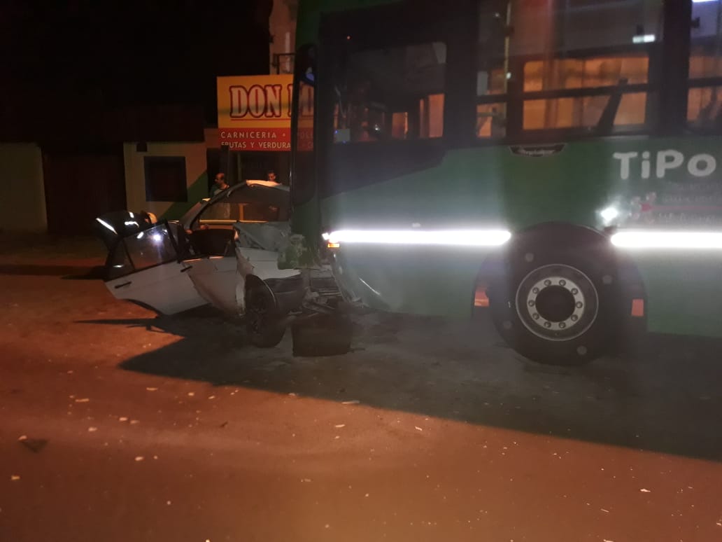 Violento choque entre un colectivo de Tipoka y un auto en Posadas: bomberos rescataron a un hombre que quedó atrapado