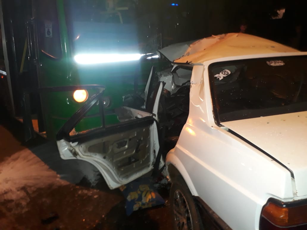 Violento choque entre un colectivo de Tipoka y un auto en Posadas: bomberos rescataron a un hombre que quedó atrapado