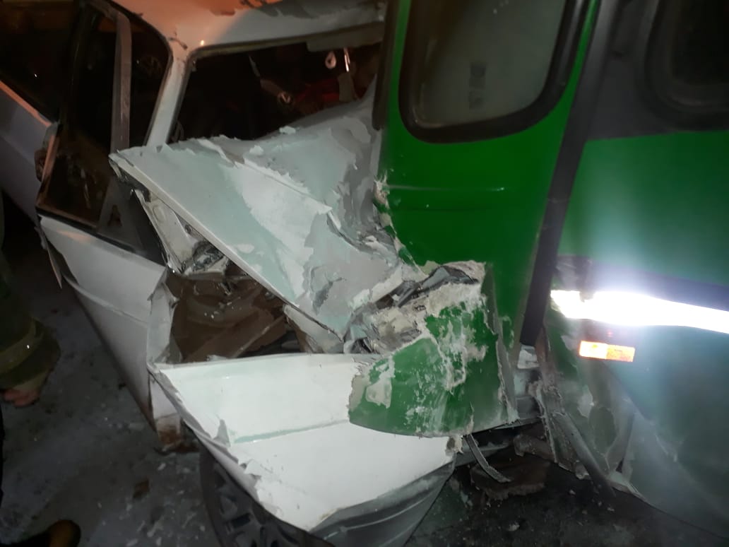 Violento choque entre un colectivo de Tipoka y un auto en Posadas: bomberos rescataron a un hombre que quedó atrapado