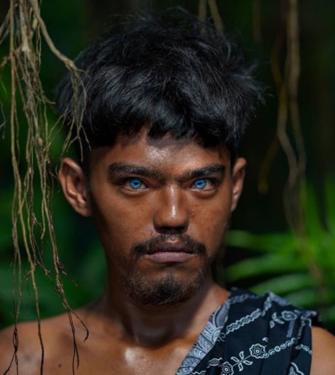 tribu con ojos azules
