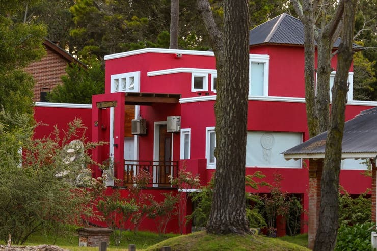 Usurparon una casa y la pintaron de otro color