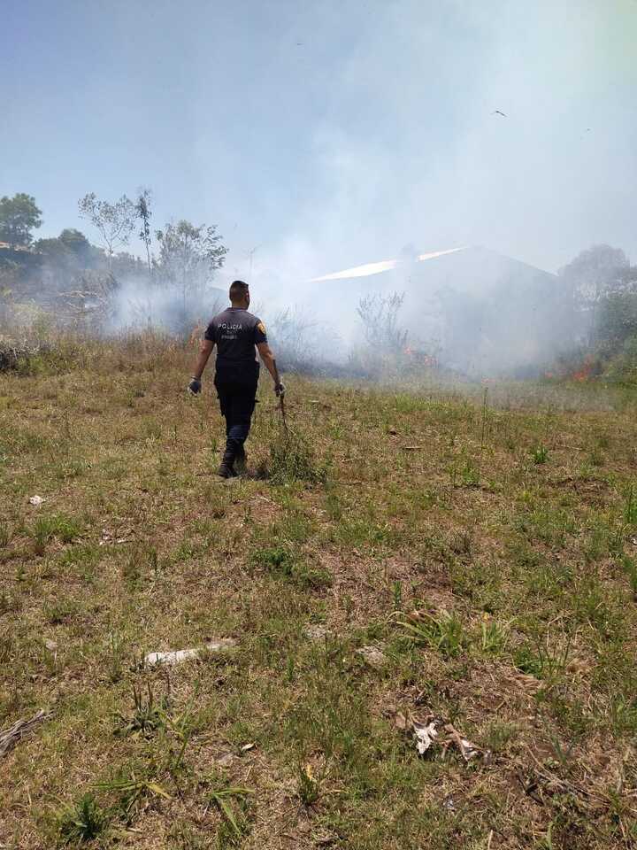 611b4c28-ee05-4bad-ae0a-1177a9e6fce4 Video: incendio de malezas rodeó el cementerio privado El Portal en Garupá