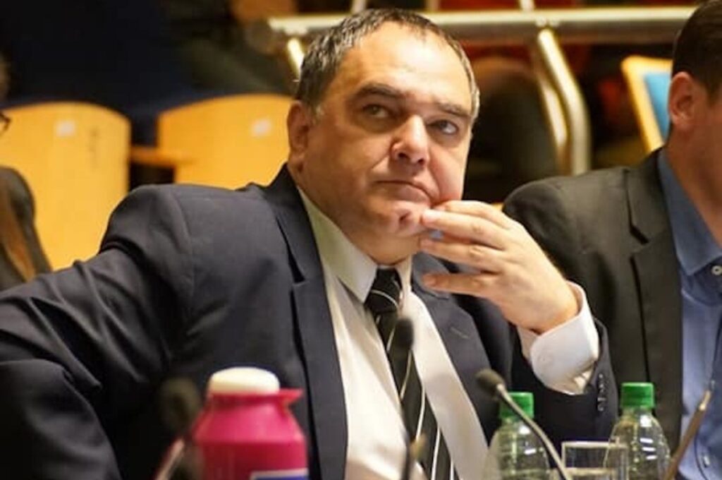 El diputado Gervasoni cuestionó a los taxistas que salen a cazar Uber: “No se puede andar por la calle patoteando gente”