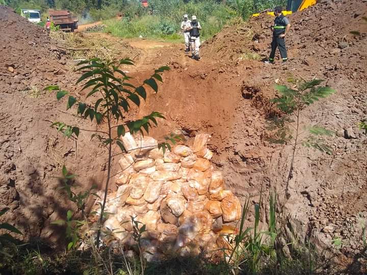 Puerto Iguazú: Prefectura decomisó 1.200 cajas de pollo por presunto contrabando, las enterró después de tres días sin refrigeración y vecinos las desenterraron