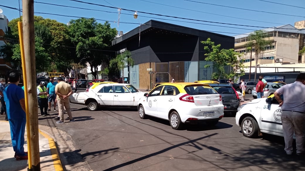 Taxistas de Posadas le tendieron una emboscada a un chofer de Uber