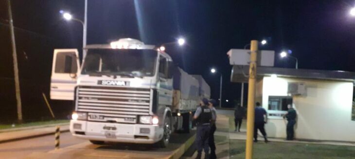 Interceptaron dos camiones sojeros que intentaron ingresar a Misiones por un paso clandestino