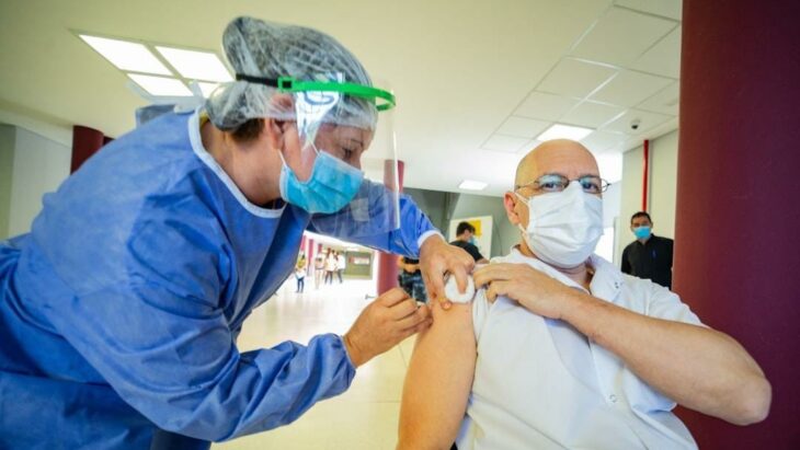 Oscar Herrera Ahuad destacó el operativo de vacunación: “La adhesión de la población objetivo supera el 96% en el RRHH de Salud”