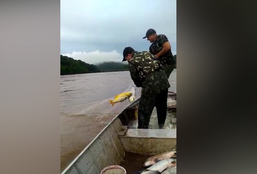 Camuflados bajo falsos uniformes oficiales, pescadores furtivos brasileños depredaban en el río Uruguay en un área cercana a los Saltos del Moconá
