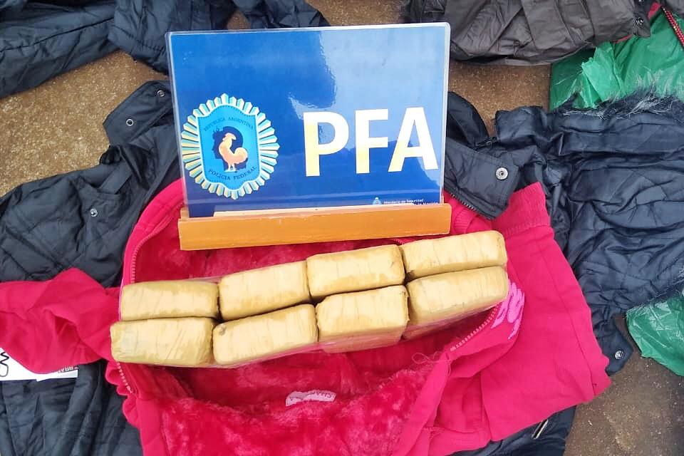 La PFA, con la ayuda del perro Huma, incautó 182 kilos de marihuana y detuvo a dos personas en Puerto Iguazú (2) Con la ayuda del perro Huma, la Policía Federal incautó 182 kilos de marihuana y detuvo a dos personas en Puerto Iguazú