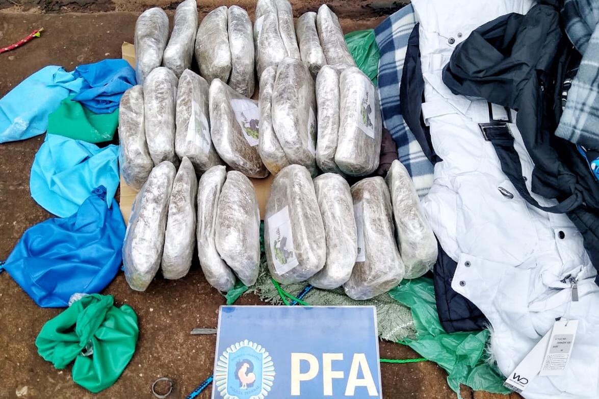 La PFA, con la ayuda del perro Huma, incautó 182 kilos de marihuana y detuvo a dos personas en Puerto Iguazú (3) Con la ayuda del perro Huma, la Policía Federal incautó 182 kilos de marihuana y detuvo a dos personas en Puerto Iguazú
