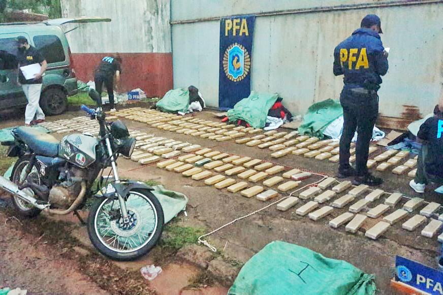 La PFA, con la ayuda del perro Huma, incautó 182 kilos de marihuana y detuvo a dos personas en Puerto Iguazú (4) Con la ayuda del perro Huma, la Policía Federal incautó 182 kilos de marihuana y detuvo a dos personas en Puerto Iguazú