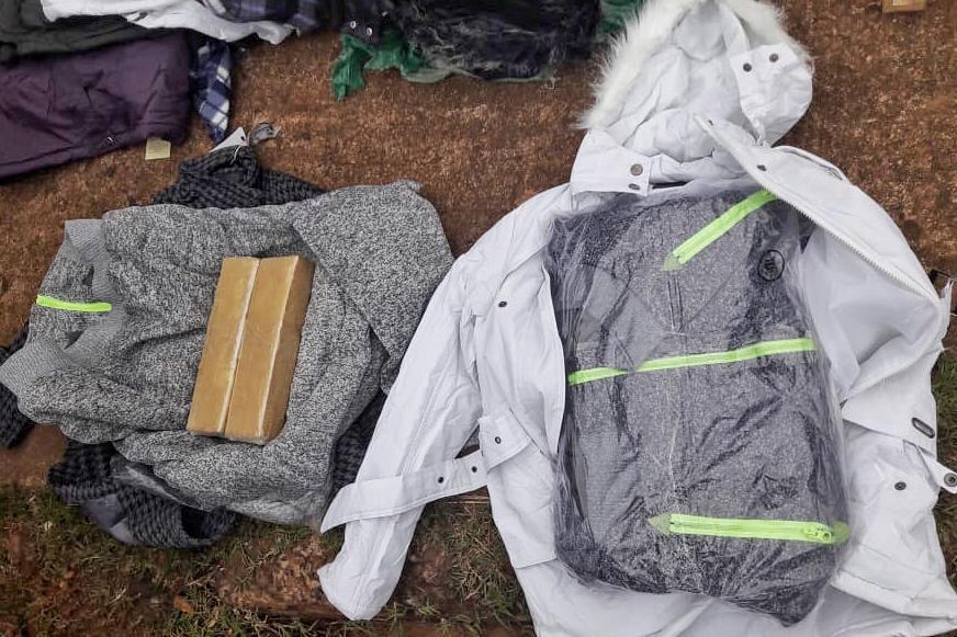 La PFA, con la ayuda del perro Huma, incautó 182 kilos de marihuana y detuvo a dos personas en Puerto Iguazú (5) Con la ayuda del perro Huma, la Policía Federal incautó 182 kilos de marihuana y detuvo a dos personas en Puerto Iguazú