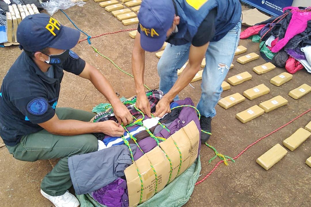 La PFA, con la ayuda del perro Huma, incautó 182 kilos de marihuana y detuvo a dos personas en Puerto Iguazú (6) Con la ayuda del perro Huma, la Policía Federal incautó 182 kilos de marihuana y detuvo a dos personas en Puerto Iguazú