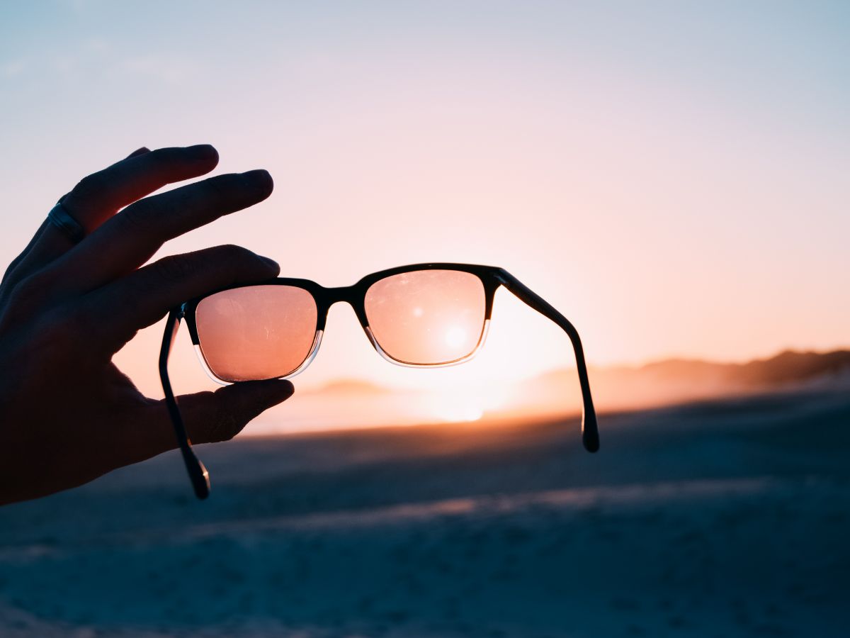 Especialistas advierten que los anteojos sin filtros UV provocan daños irreversibles