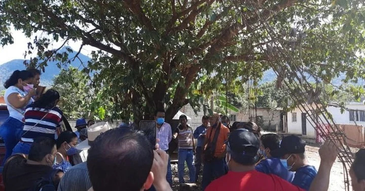 Vecinos ataron a un intendente a un árbol porque no cumplió con sus promesas
