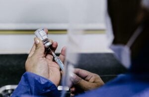 Para el gobernador Herrera Ahuad “el personal esencial debe seguir siendo primordial para inmunizar” y aclaró que en Misiones, “vacuna que llega queda a disposición para ser inoculada”