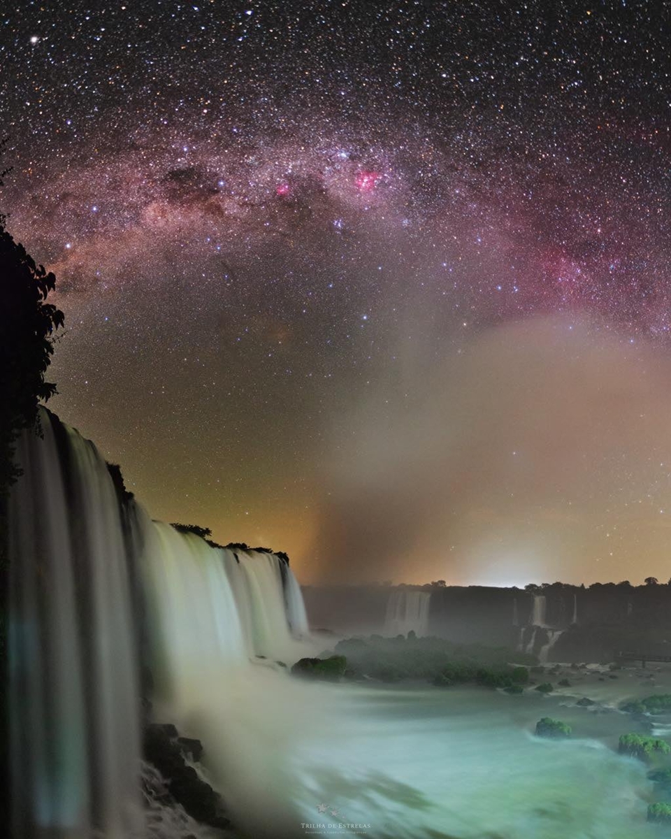 Las increíbles imagenes de las Cataratas del Iguazú bajo las estrellas tomadas por un astrofotógrafo