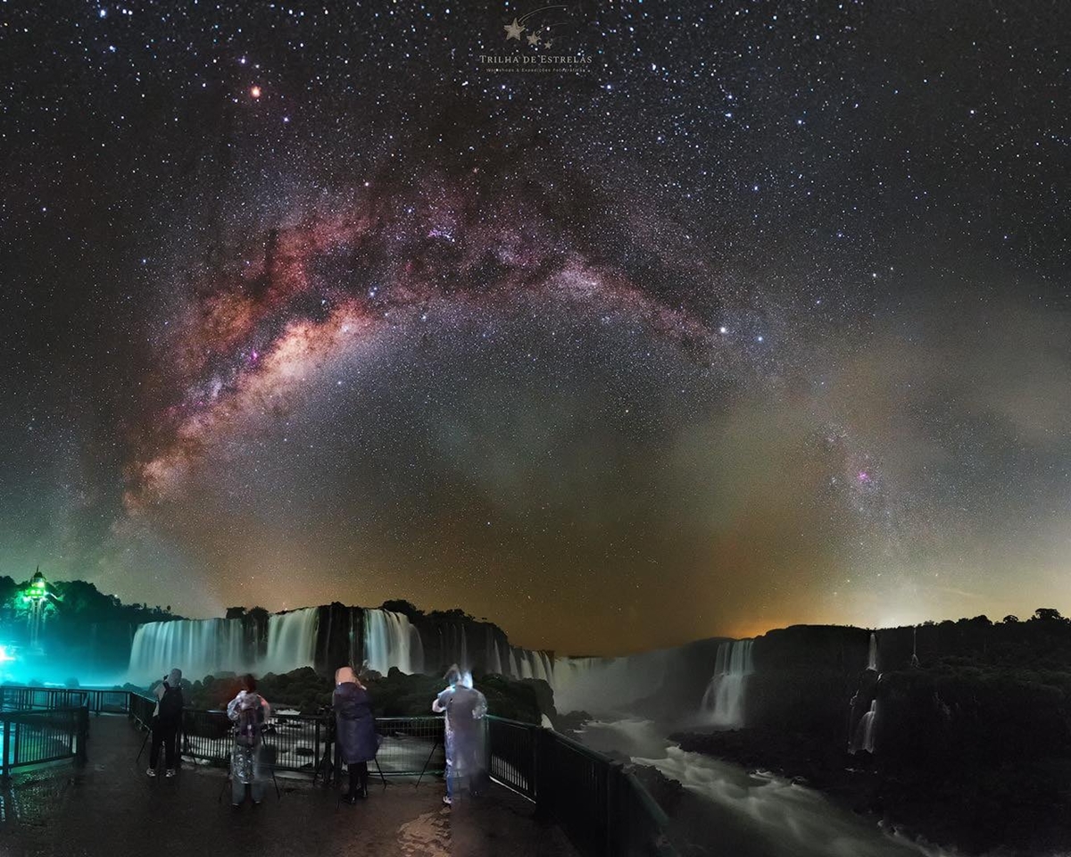 Las increíbles imagenes de las Cataratas del Iguazú bajo las estrellas tomadas por un astrofotógrafo
