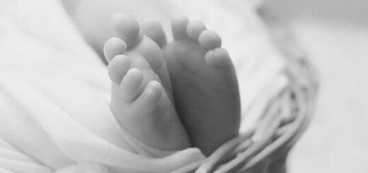 Bebé abandonado en yerbal