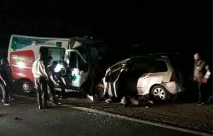 seis muertos tras un choque frontal entre un auto y una ambulancia