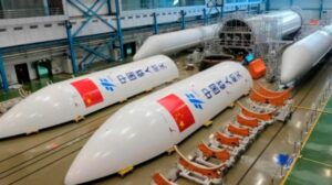 Cohete chino: los expertos redujeron la zona y la franja horaria en la que puede impactar contra la Tierra