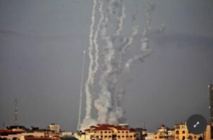 Hamas lanzó cohetes sobre Jerusalén e Israel atacó en Gaza: 9 palestinos muertos