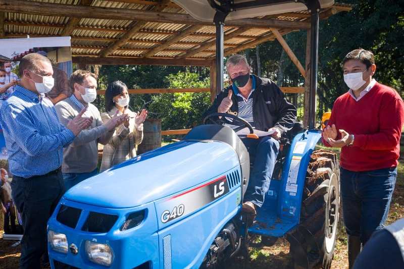 IFAI y Vicegobernación entregaron tractores e insumos en Aristóbulo del Valle