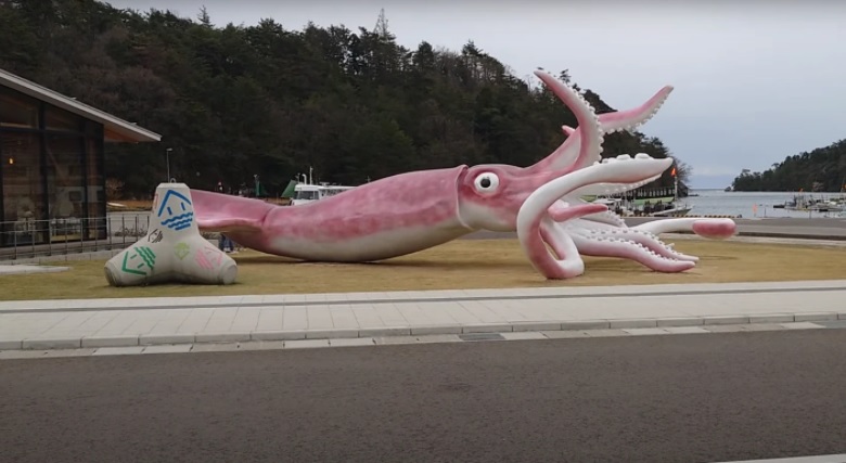Japón: una ciudad gastó sus fondos anticovid para construir una estatua gigante de un calamar