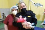 Mujer policía reanimó a una beba