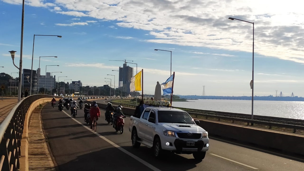 Cientos de fieles celebraron a la Virgen de Fátima con procesión vehicular y misa