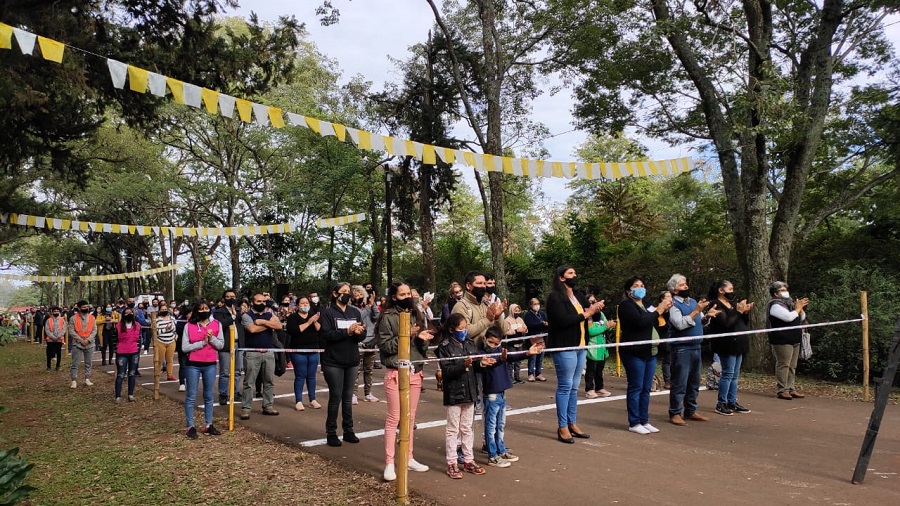 Cientos de fieles celebraron a la Virgen de Fátima con procesión vehicular y misa
