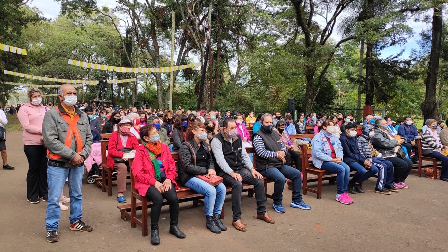 Cientos de fieles celebraron a la Virgen de Fátima con procesión vehicular y misa