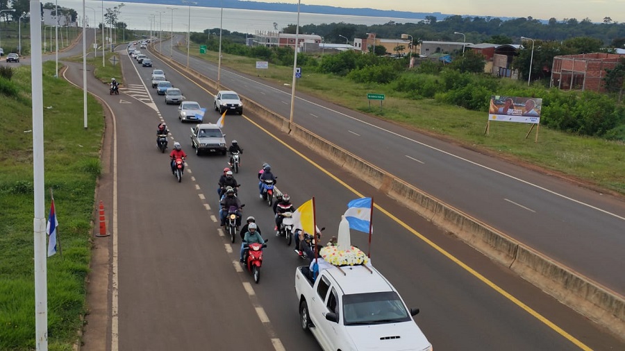 Cientos de fieles celebraron a la Virgen de Fátima con procesión vehicular y misa