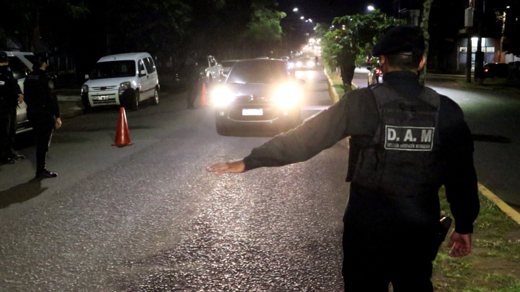 Operativos de prevención en Misiones: arrestaron a un joven con pedido de captura y tres conductores dieron positivo al test de alcoholemia