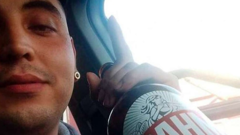 Un conductor manejó borracho, chocó y mató: se había grabado tomando cerveza al volante