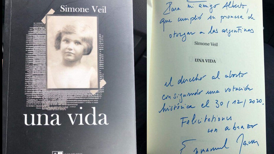 El libro que le regaló Macron al presidente Alberto Fernández