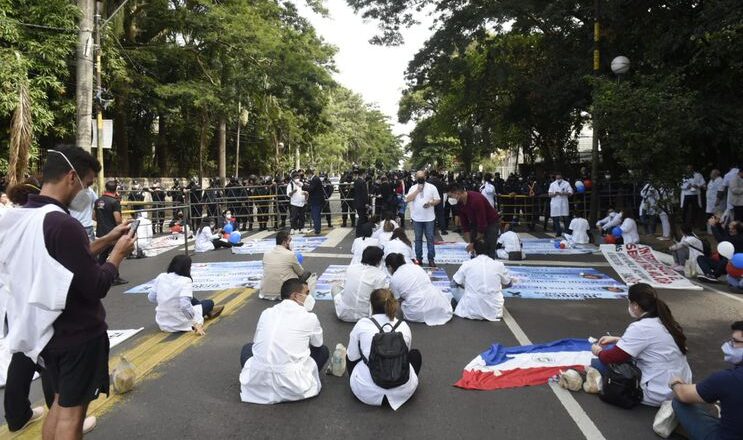 Protestas de médicos en Paraguay