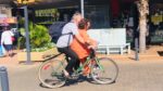 una pareja en la misma bicicleta