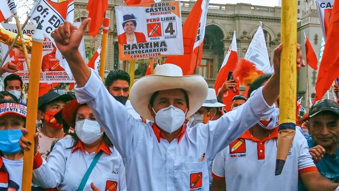 Perú: Castillo lo da vuelta y lidera con mínimo margen el escrutinio