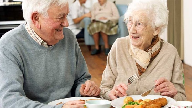 Alimentación en el adulto mayor: ¿qué aspectos se deben cuidar?