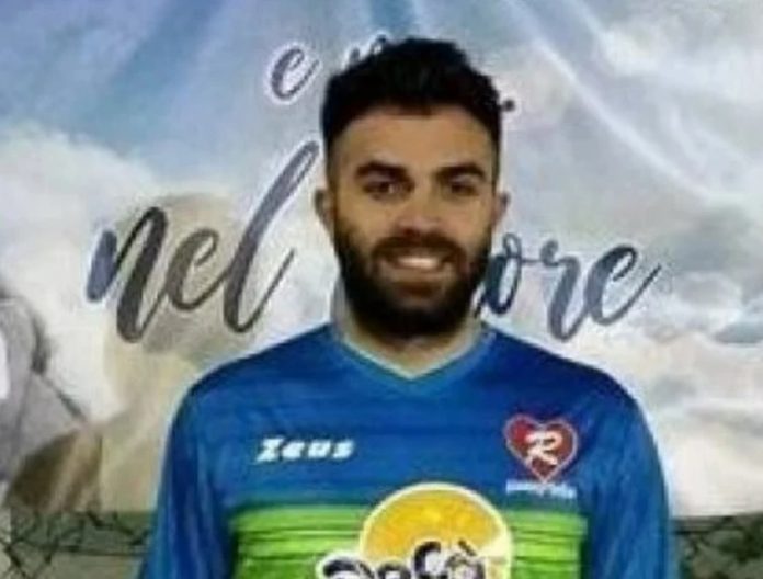 Italia: murió un futbolista durante el partido homenaje a su hermano fallecido